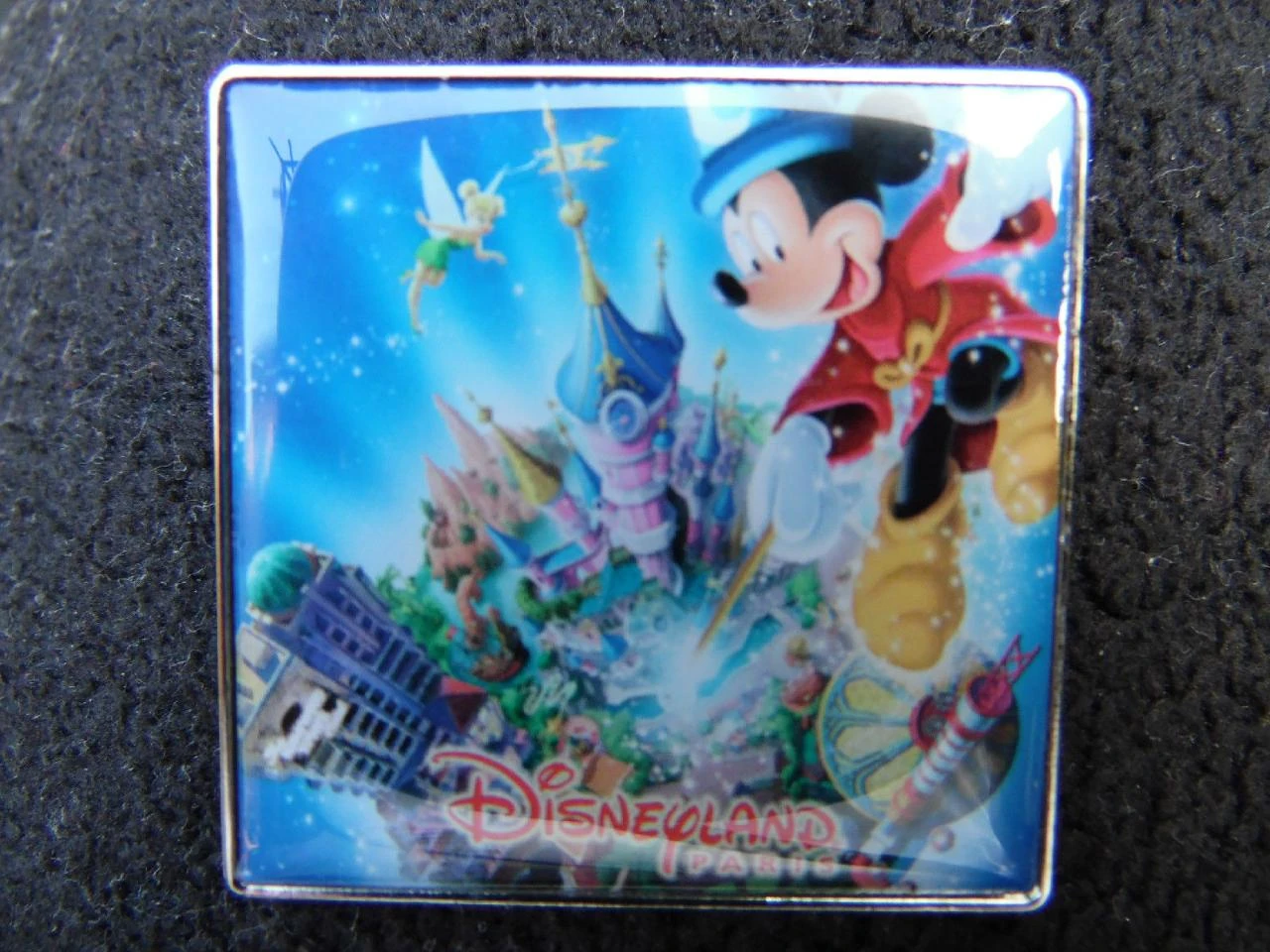 Rare Pins Disney Disneyland Paris : Mickey sorcier représentant les 2 parcs